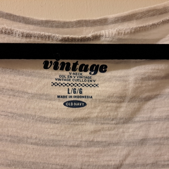 OLD NAVY WOMEN'S TSHIRT - Picture 2 of 3